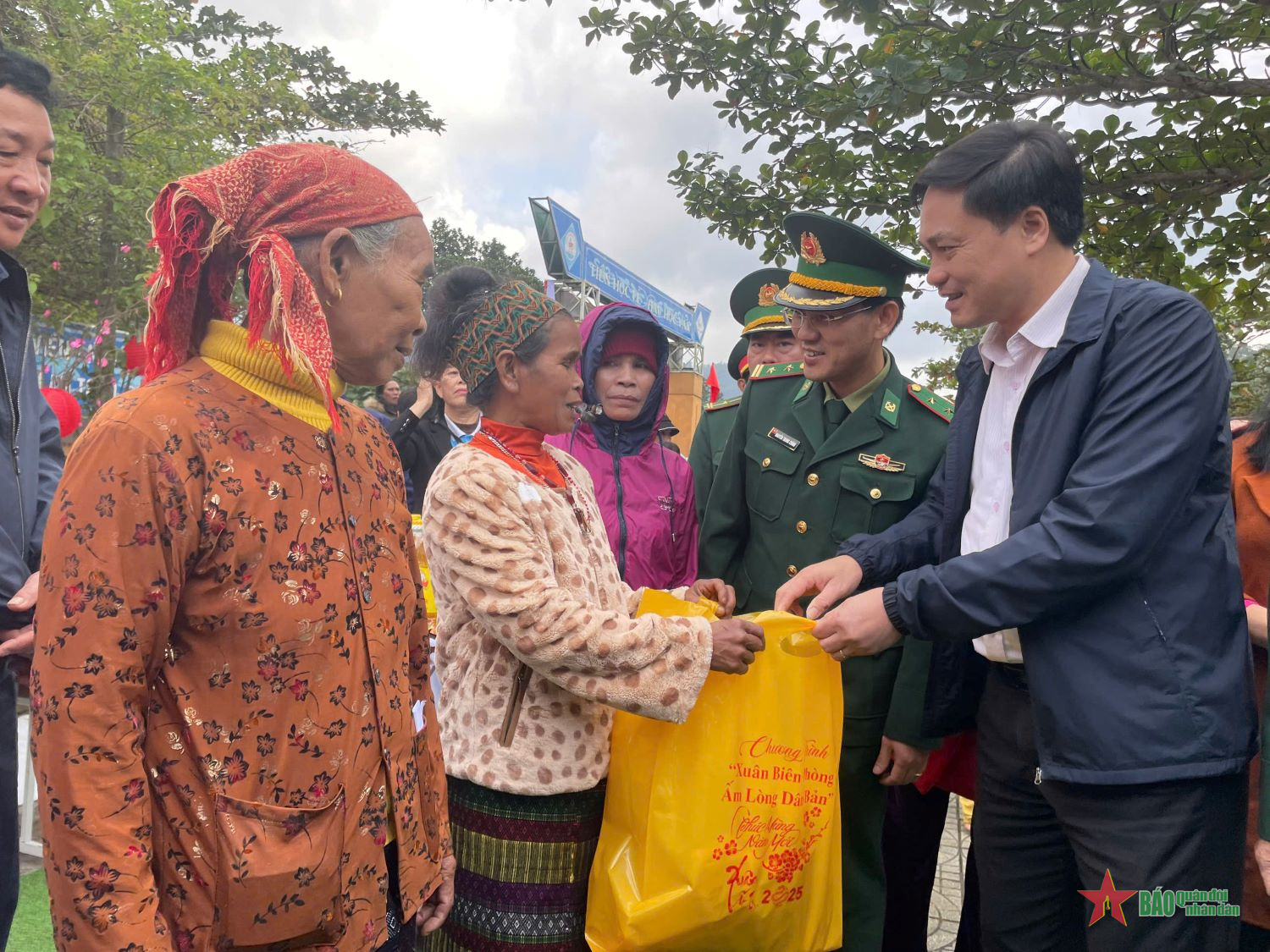 Đồng bào Bru - Vân Kiều vui chương trình “Xuân Biên phòng ấm lòng dân bản”